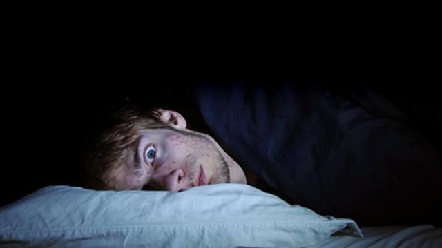 persona sin poder dormir