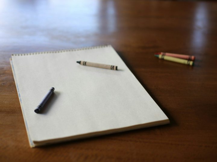 Cuaderno y lápiz sobre una mesa de madera