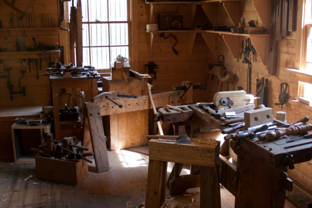 Taller de carpintería con bancos de trabajo y madera