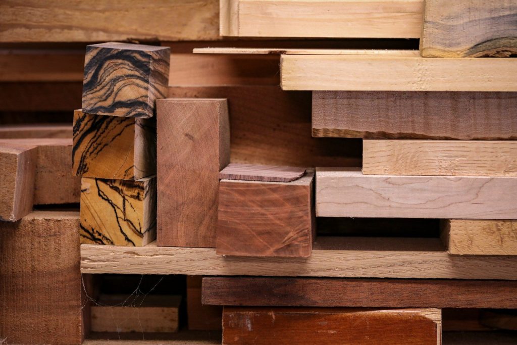 Tacos de distintos tipos de madera apilados