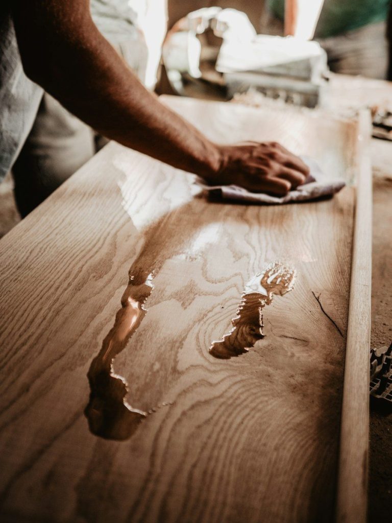 Tratamiento de la carcoma en un mueble de madera